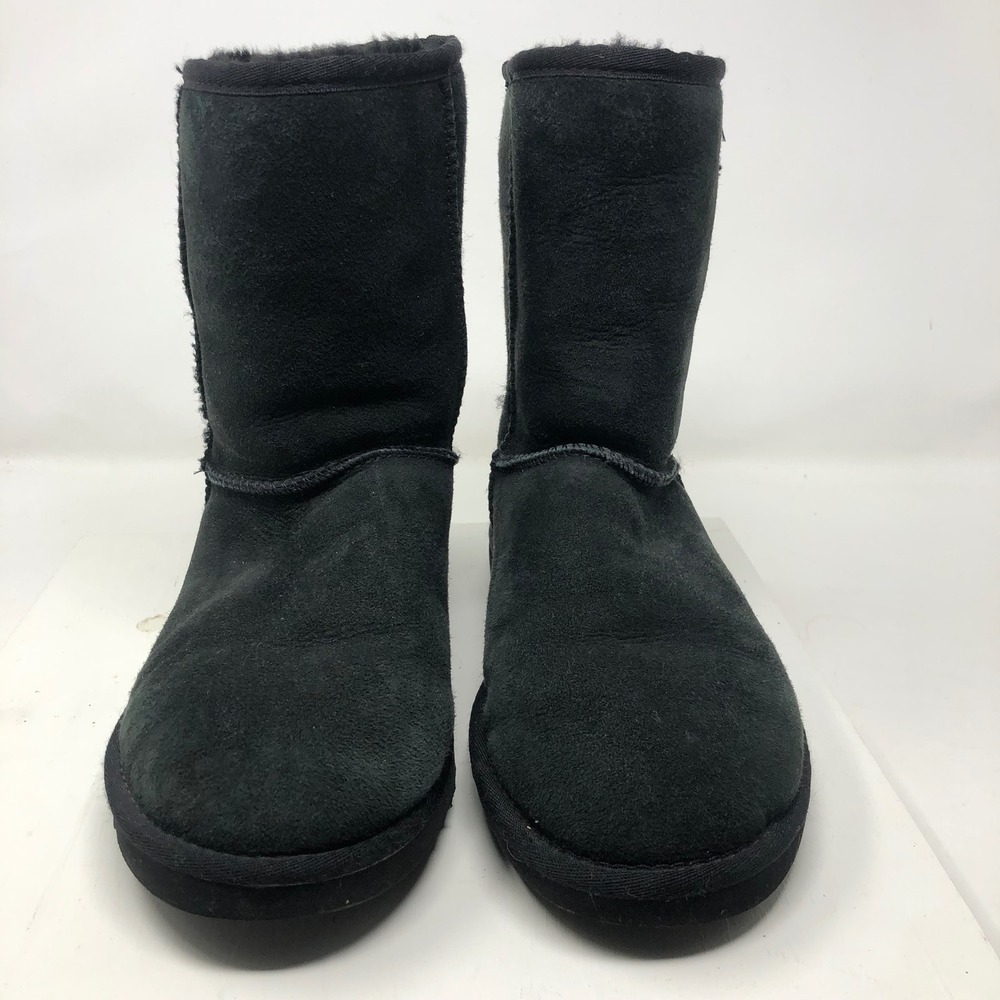 UGG Classic Short Womens 7 Black Shearling Sheepskin Boots Winter Cozy Warm